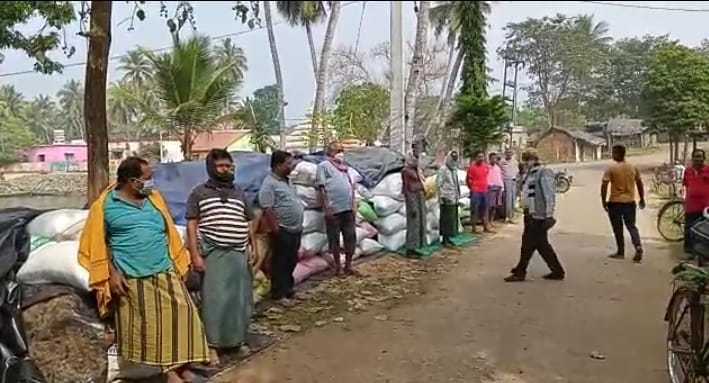 ପୁରୀ ଜିଲ୍ଲା ସତ୍ୟଵାଦୀ ବଳପୁର ସେବା ସମବାୟ ସମିତି ରେ ଧାନ ବିକ୍ରି ରେ ଅନିୟମିତତା, ମିଲର ଙ୍କ ମନମାନି ଯୋଗୁଁ କୁଇଣ୍ଟାଲ କୁଇଣ୍ଟାଲ ଧାନ ଧରି ରାସ୍ତା ମଝିରେ ବସିଛନ୍ତି ଚାଷୀ |